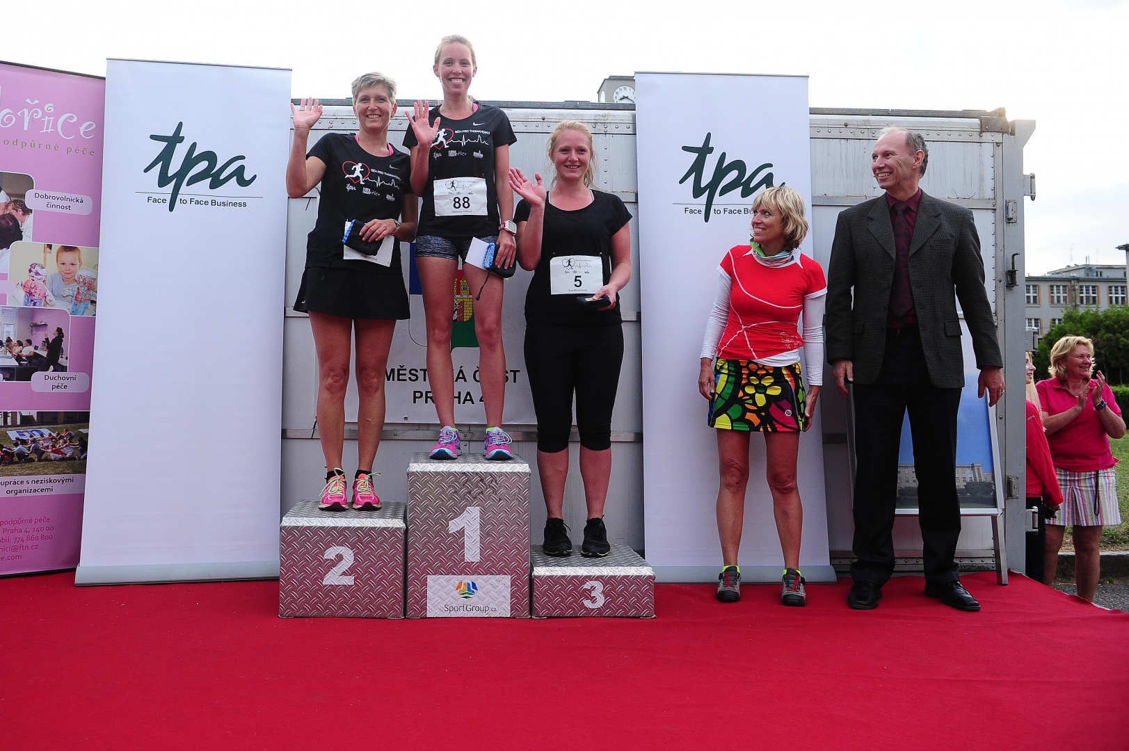 Stupně vítězů v kategorii žen na 4 200 m, zleva: Pavla Mňuková, Thomayerova nemocnice, Gabriela Vítková a Eva Boubínová, TPA