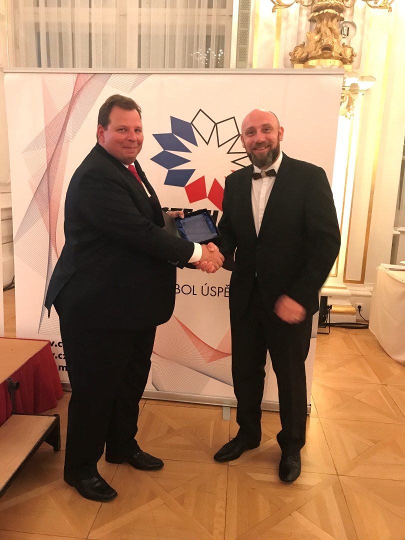 Igor Mesenský, partner TPA, gratuluje Davidu Benešovi, výkonnému řediteli JABLOTRON ALARMS